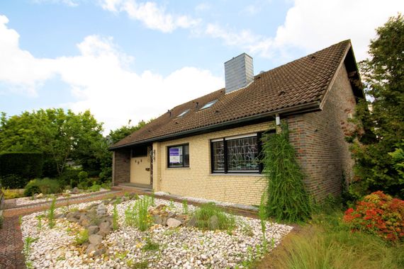 Naturnah - freistehendes Einfamilienhaus mit Keller, Balkon und Garage.