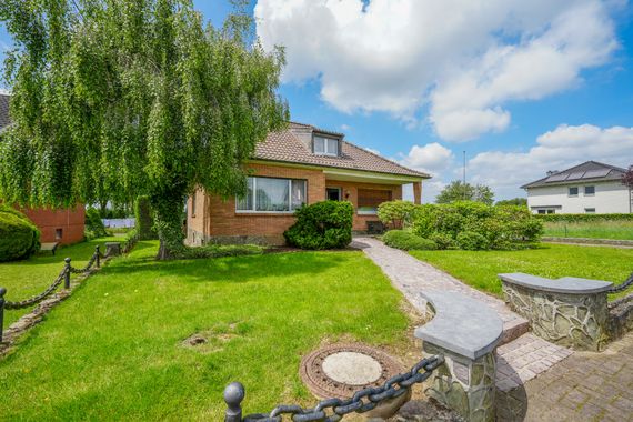 Charmanter Bungalow mit Ausgebautem Dachboden und Traumgarten