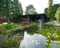 Teich mit Gartenhaus