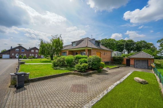 Charmanter Bungalow mit Ausgebautem Dachboden und Traumgarten