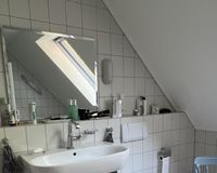 Badezimmer mit Fenster 