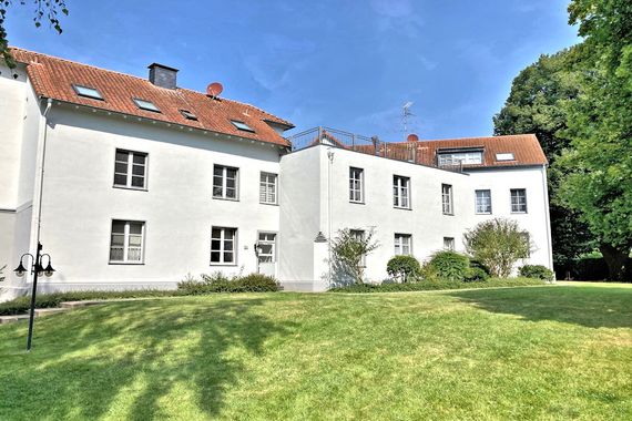 Zwei-Zimmer-Wohnung mit Garage und Gartenparzelle in stattlichem Mehrfamilienhaus.